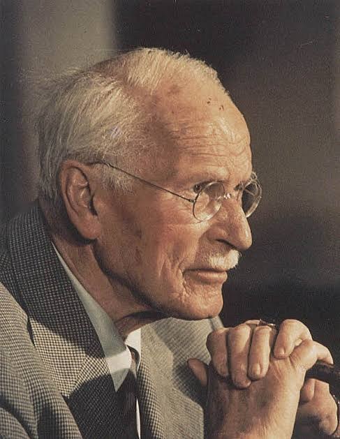 Carl Gustav Jung, ileri yaşlarında, elleri bastonunun üstünde düşünürken